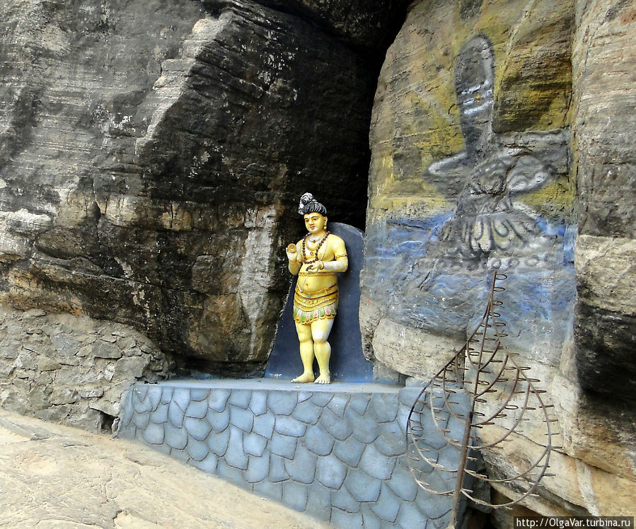 Перед входом в маленькие проемы в скале — разные фигурки Тринкомали, Шри-Ланка