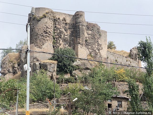 Крепость находится в центре города , построена  в 312 г. н.э. по приказу Александра Македонского. Также была завоевана русскими в 1916 г. Битлис, Турция