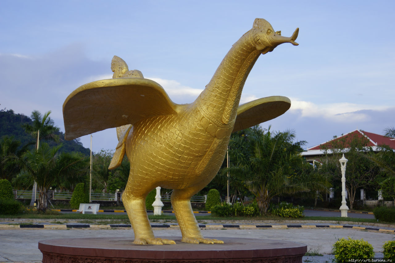 Памятник взлетающей курице. Каеп, Камбоджа