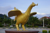 Памятник взлетающей курице.
