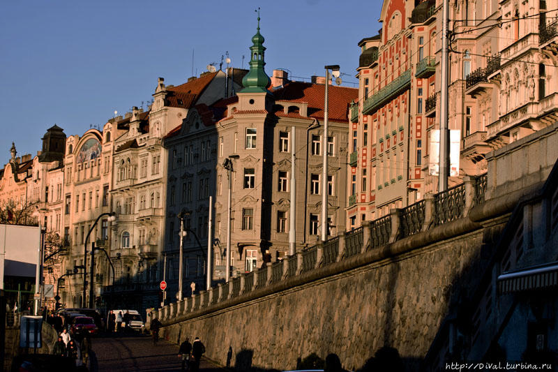 Прага. Променад под мостом Прага, Чехия
