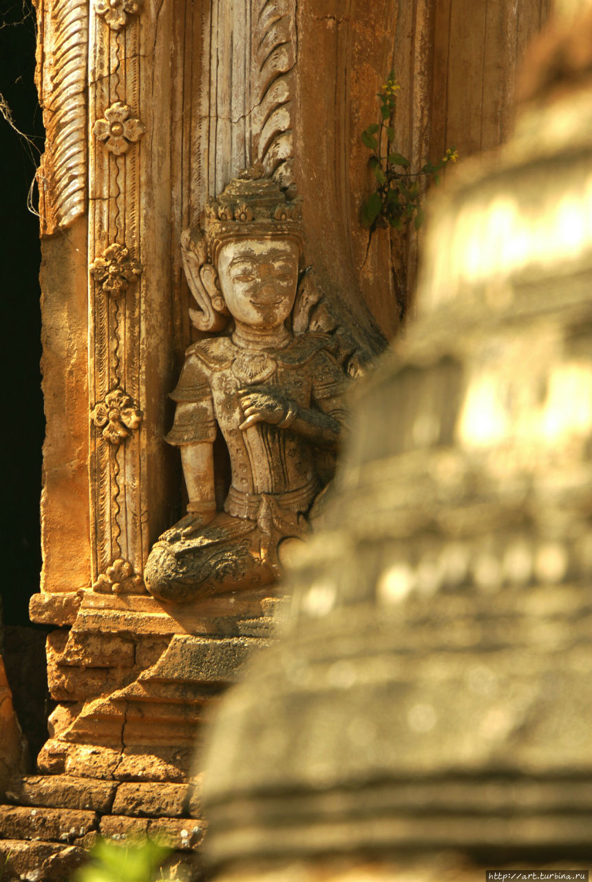 На некоторых полуразрушенных временем пагодах  ещё сохранились свидетели иx былой красоты. Озеро Инле, Мьянма