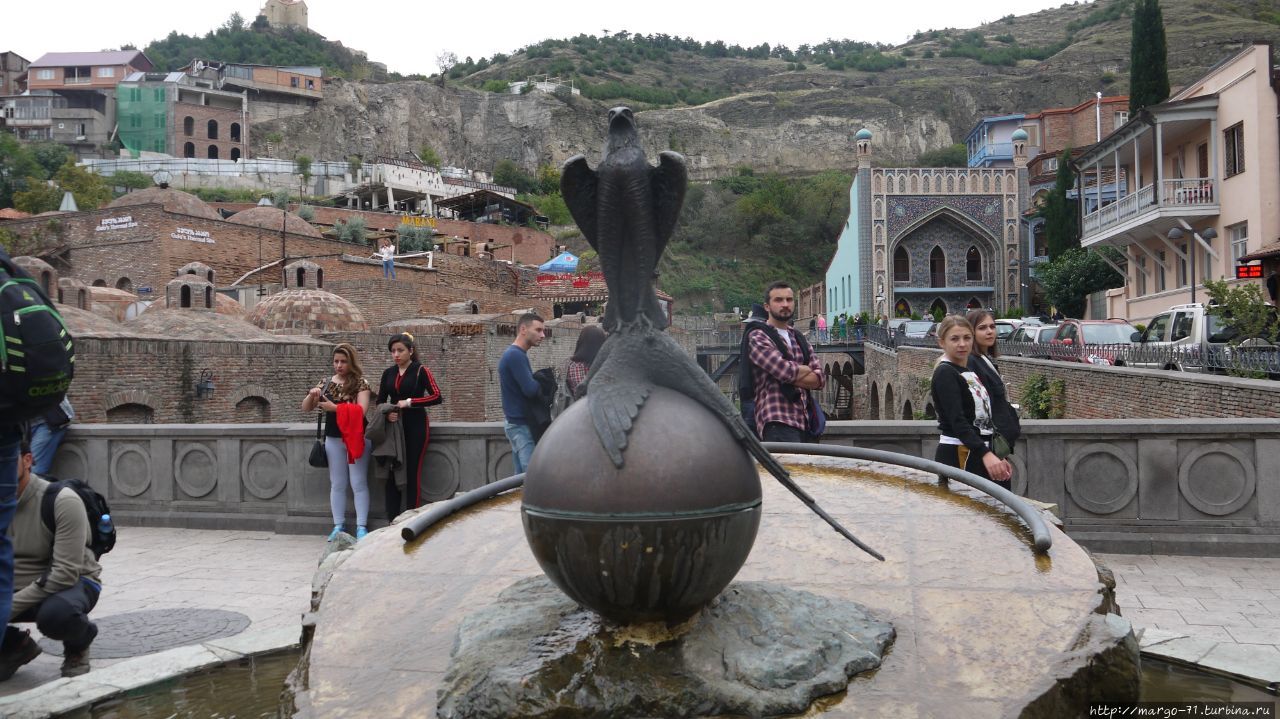 Тбилиси. Памятник соколу и фазану Батуми, Грузия