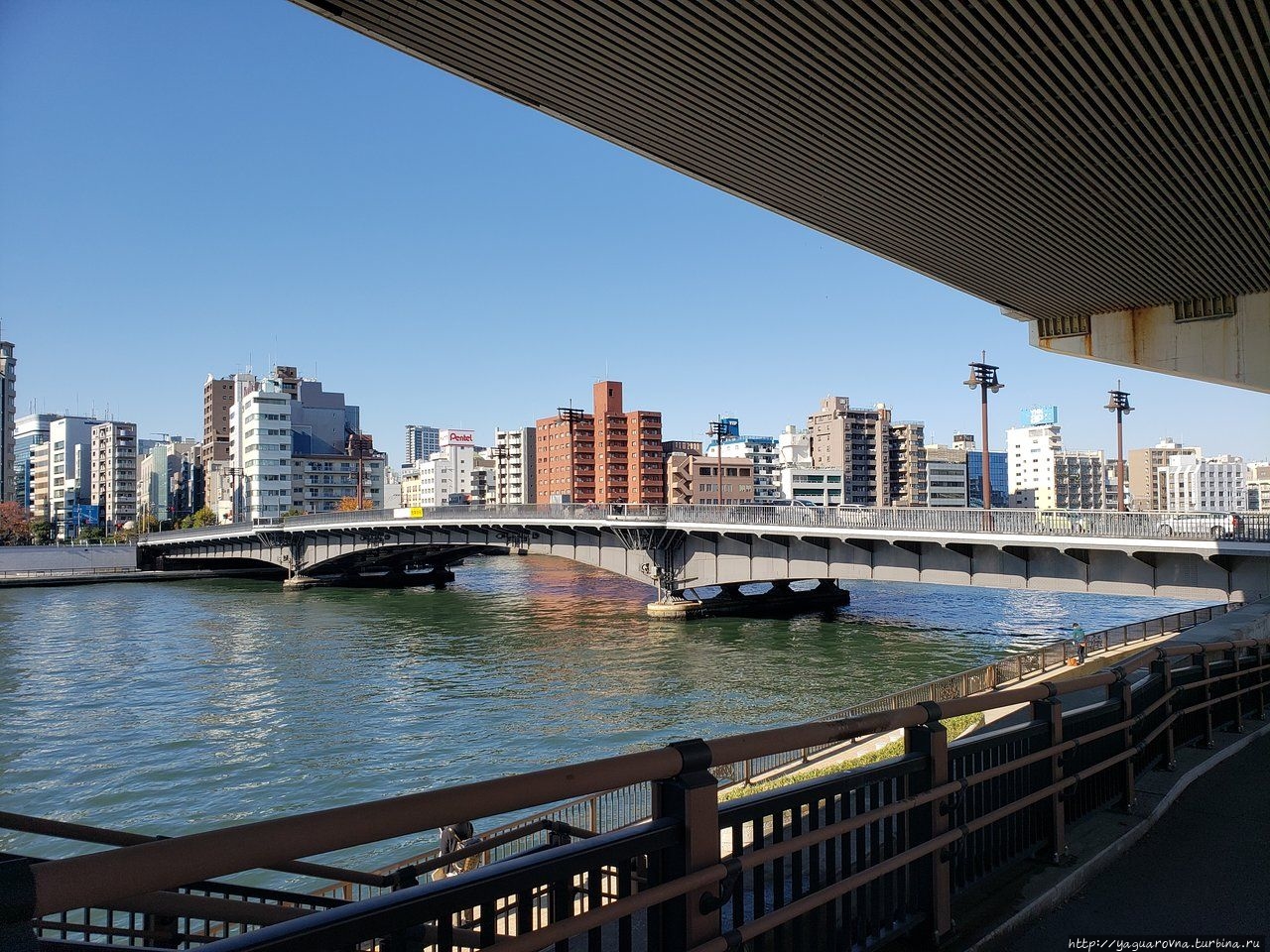 Низкий мост через реку Сумида, фото из интернета. Токио, Япония