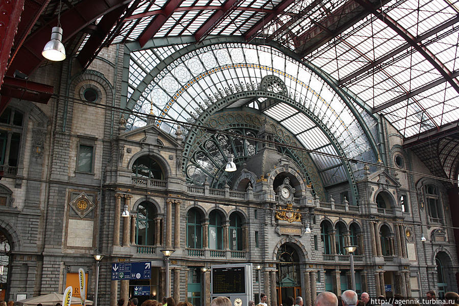 Вокзал Антверпена похож то ли на собор, то ли на небоскреб готан-сити (но без зловещего антуража) Антверпен, Бельгия