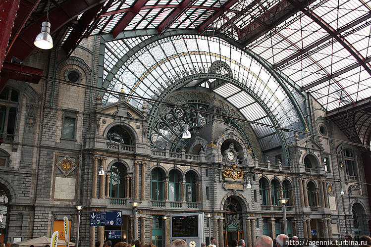 Вокзал Антверпена похож т