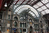 Вокзал Антверпена похож то ли на собор, то ли на небоскреб готан-сити (но без зловещего антуража)