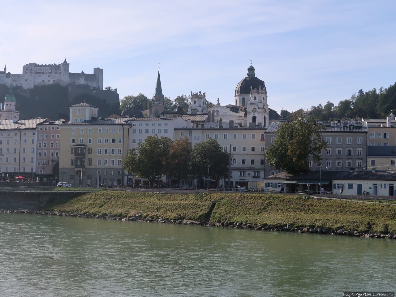 Вид на крепость Хоензальцбург с моста. Зальцбург, Австрия
