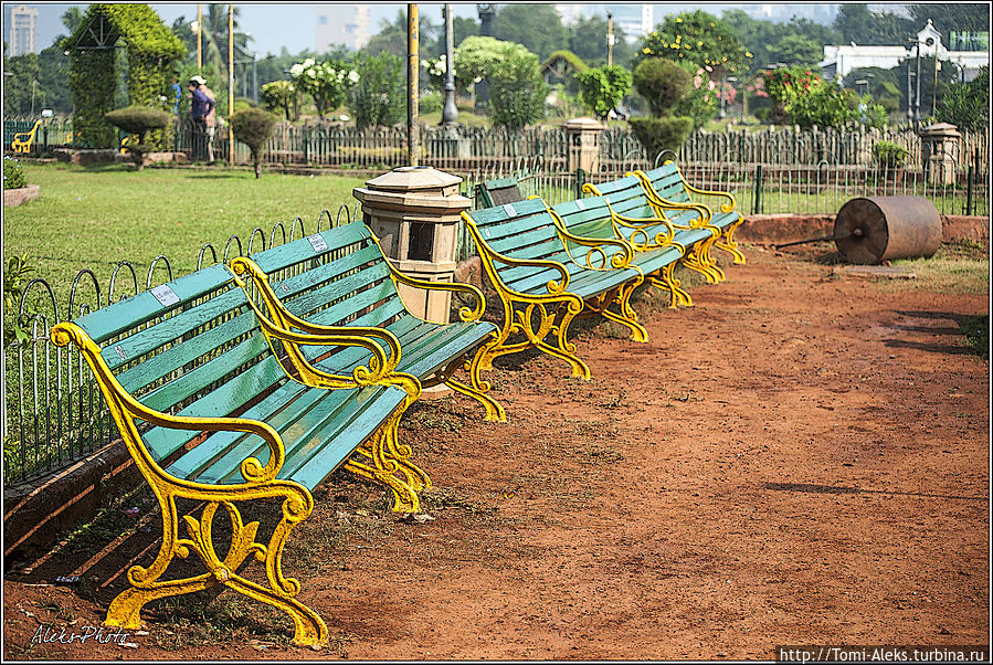 Интересно, что в Индии почти все парки — без деревьев...
*