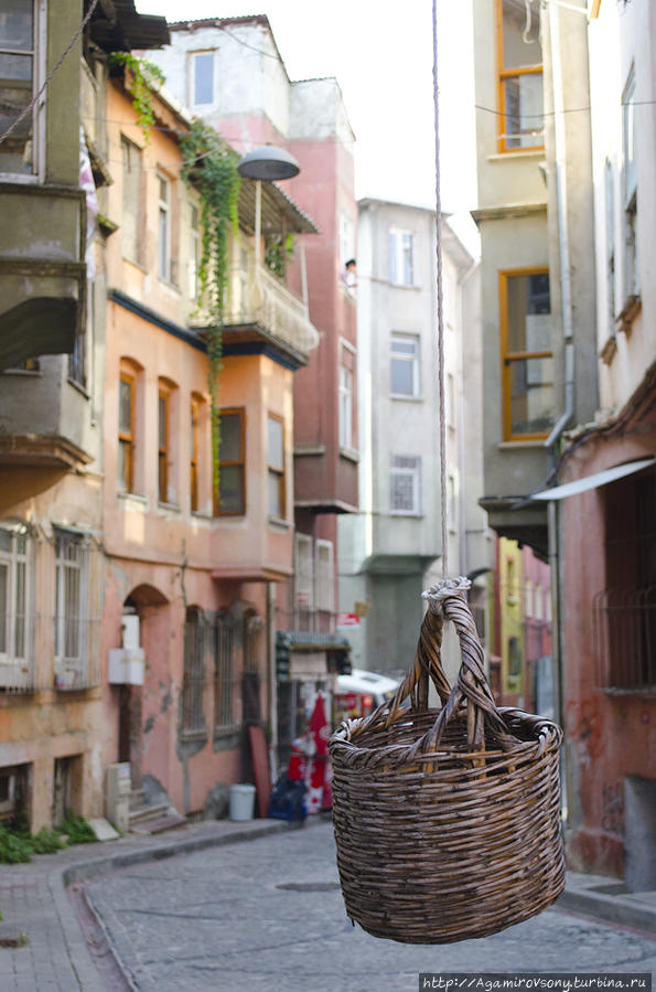 Занятный способ не выходя из дома (муж не разрешает, например), делать покупки в лавке. Балкон, веревка и громкий голос. Стамбул, Турция