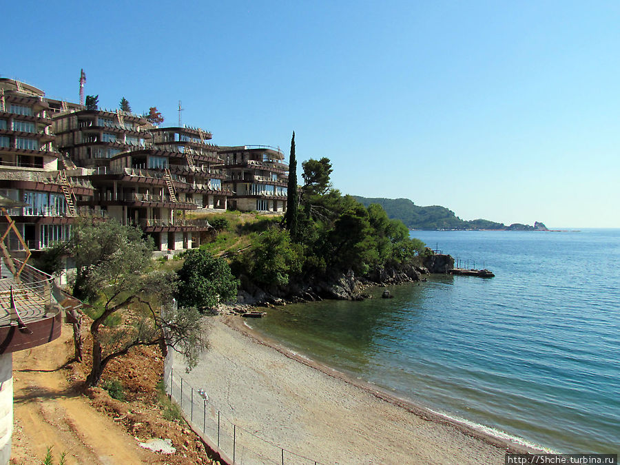 Хороший пляж у строящегося отеля со стороны Бечичи, сейчас закрыт Будва, Черногория