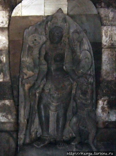 Статуя Дурги в храме Шивы
