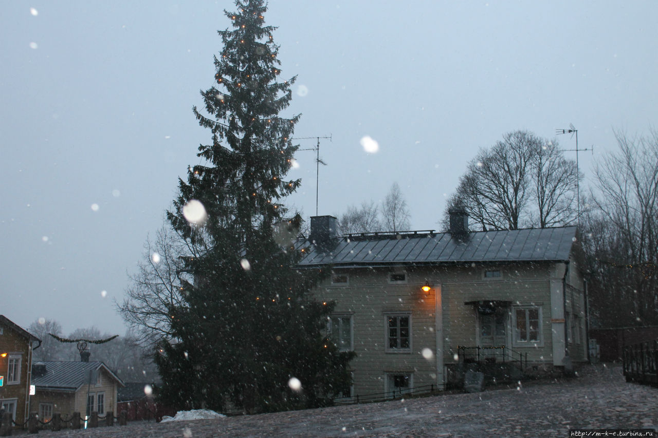 Прогулка по Порвоо в обнимку с дождем и снегом Порвоо, Финляндия