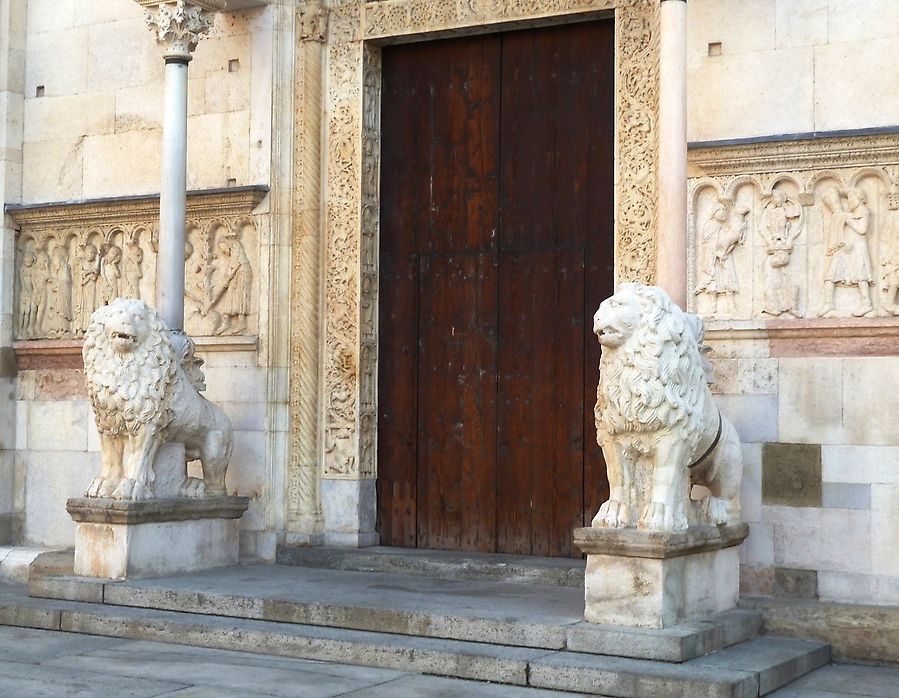 Львы у Кафедрального собора Модены Италия