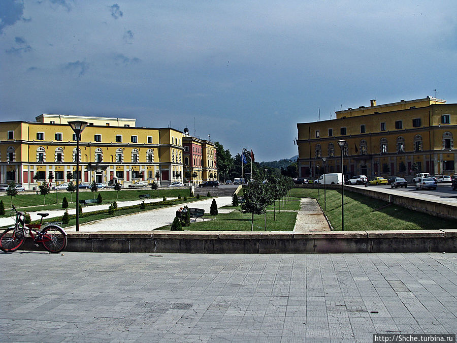 сквер-пложадь рядом, по периметру которой расположились здания министерств