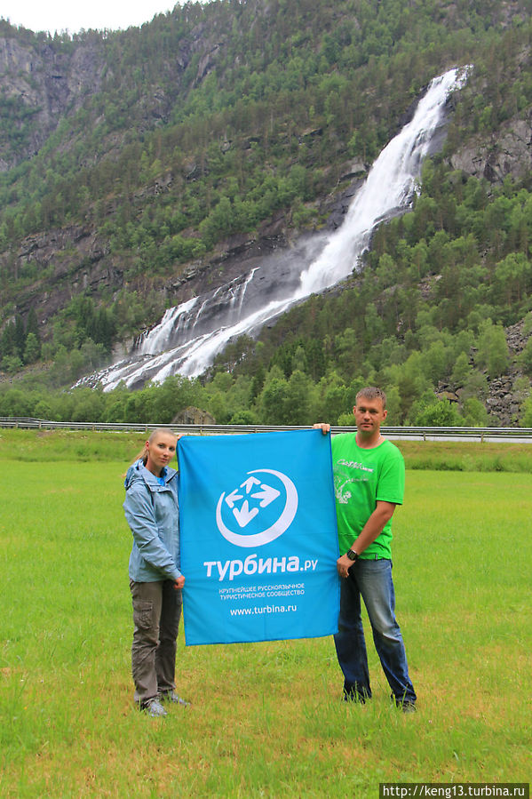Кемпнг рядом с водопадом Vidfos Одда, Норвегия