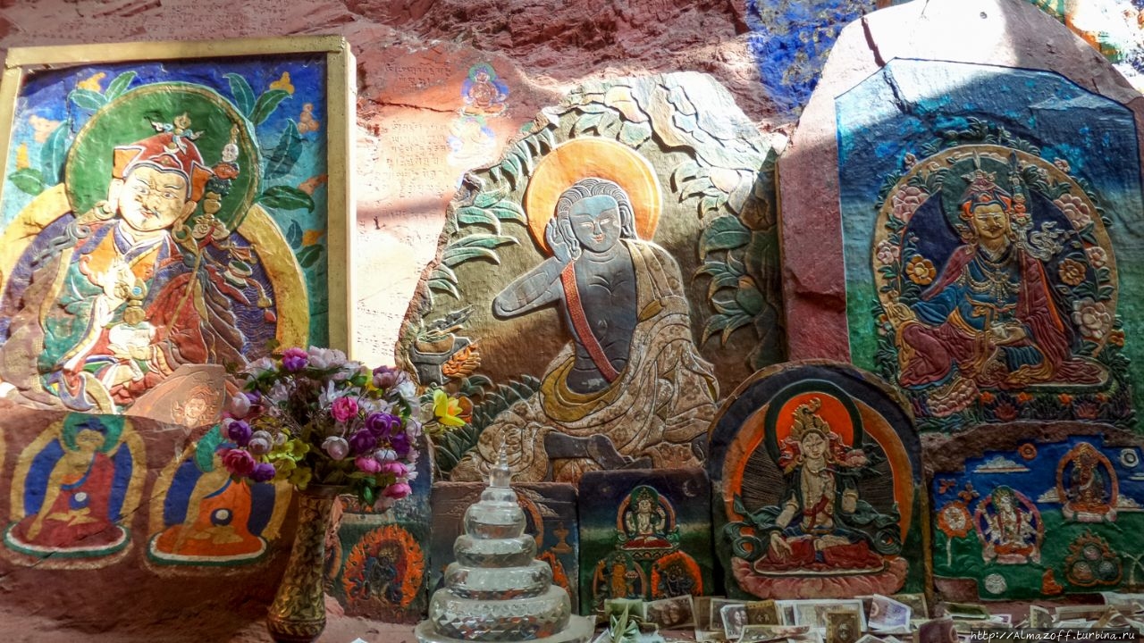 Скала 1000 Будд на холме Чакпо-Ри Лхаса, Китай