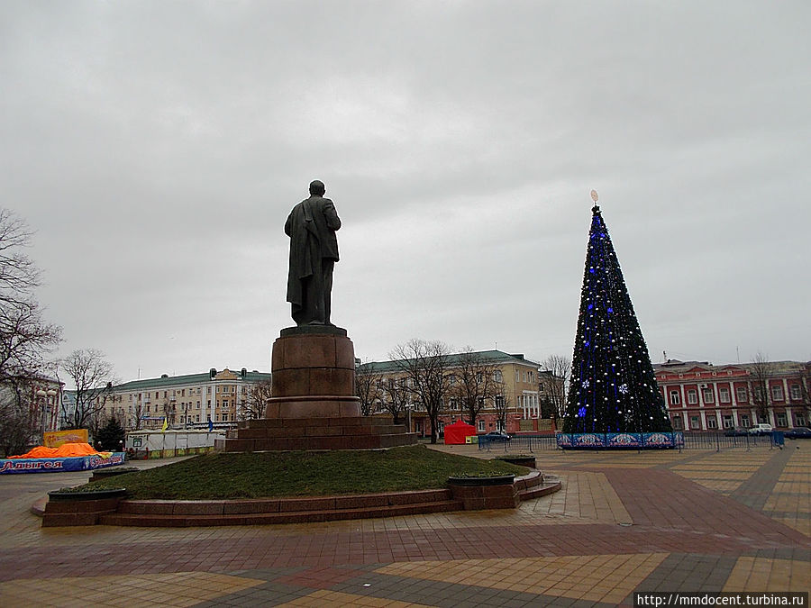 В статую добавили оригинальности: пальто, спадающее с плеча вождя Майкоп, Россия