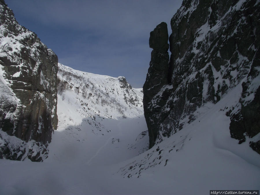 Расщелина Аку-Аку – одно из самых видовых мест Хибин. Напоминает американский каньон. Истуканов в ущелье одни считают остатками Гиперборейской цивилизации, другие – природными останцами. Хибины Национальный Парк, Россия