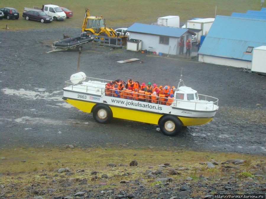На таких катерах совершают экскурсию по лагуне Ватнайёкюдль Национальный Парк, Исландия