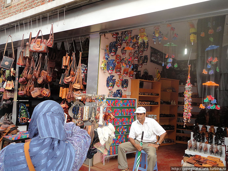 Сувенирные лавки завалены изделиями из кожи,дерева,камней,тканей и т. д.Выбор огромный и недорого. Бентота, Шри-Ланка