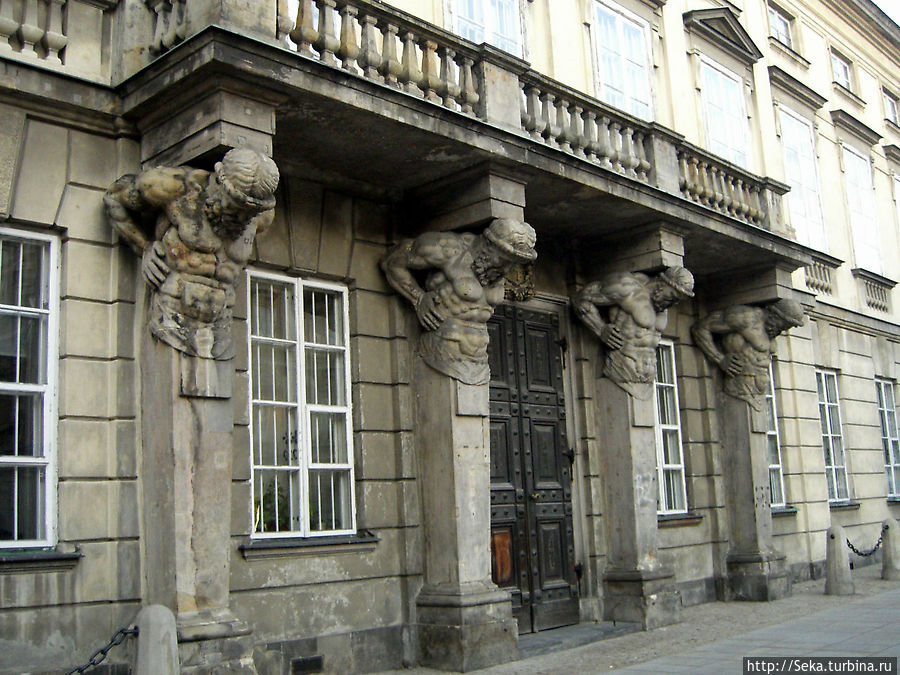 Атланты украшают Дворец Тышкевичей (дом № 32). Конец XVIII в. Варшава, Польша
