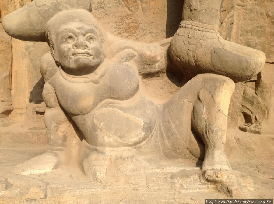 Статуя в пещерном гроте Лунмэнь. Лоян, Китай
