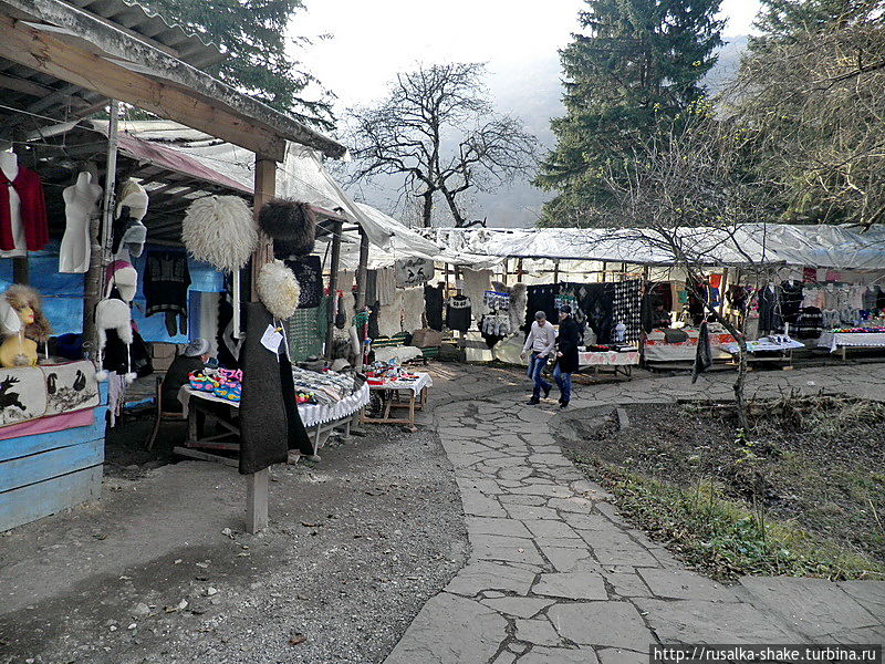 Рынок возле Голубого озера Бабугент, Россия