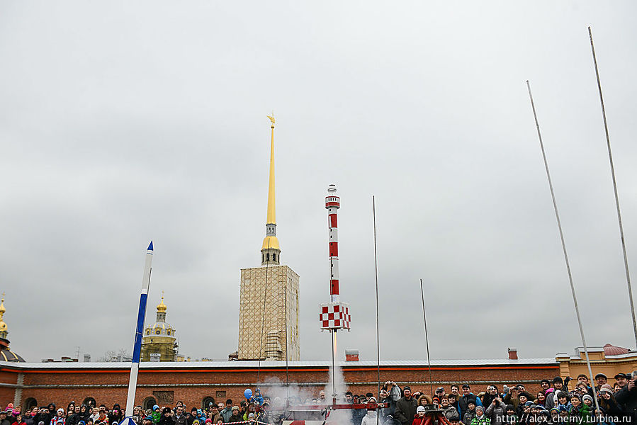 так летает ракета в виде маяка Санкт-Петербург, Россия