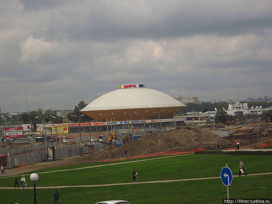 Уникальный цирк, построенный в форме Летающей тарелки.