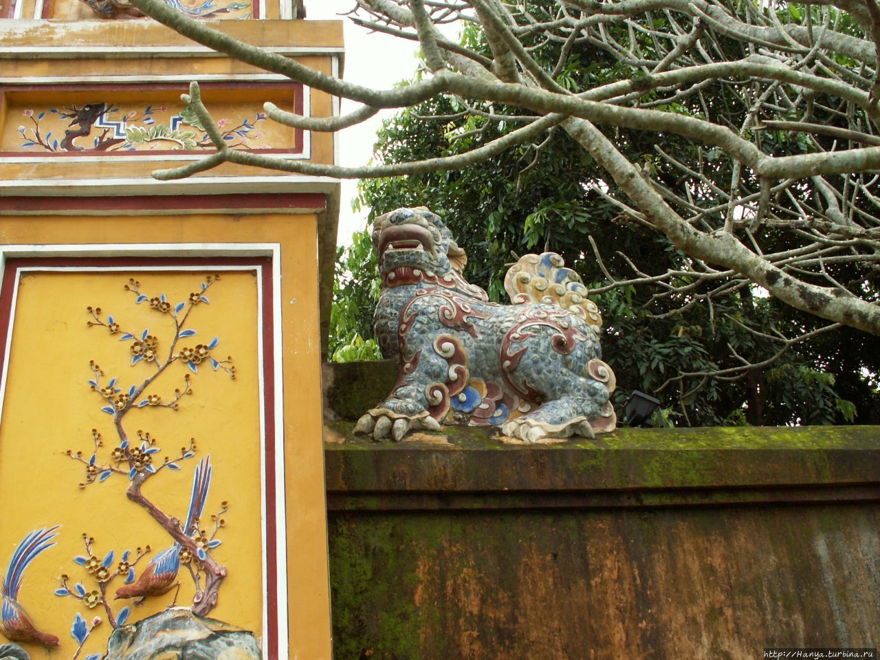 Хюэ. Императорский город. Дракон, украшающий  декоративные ворота Хюэ, Вьетнам