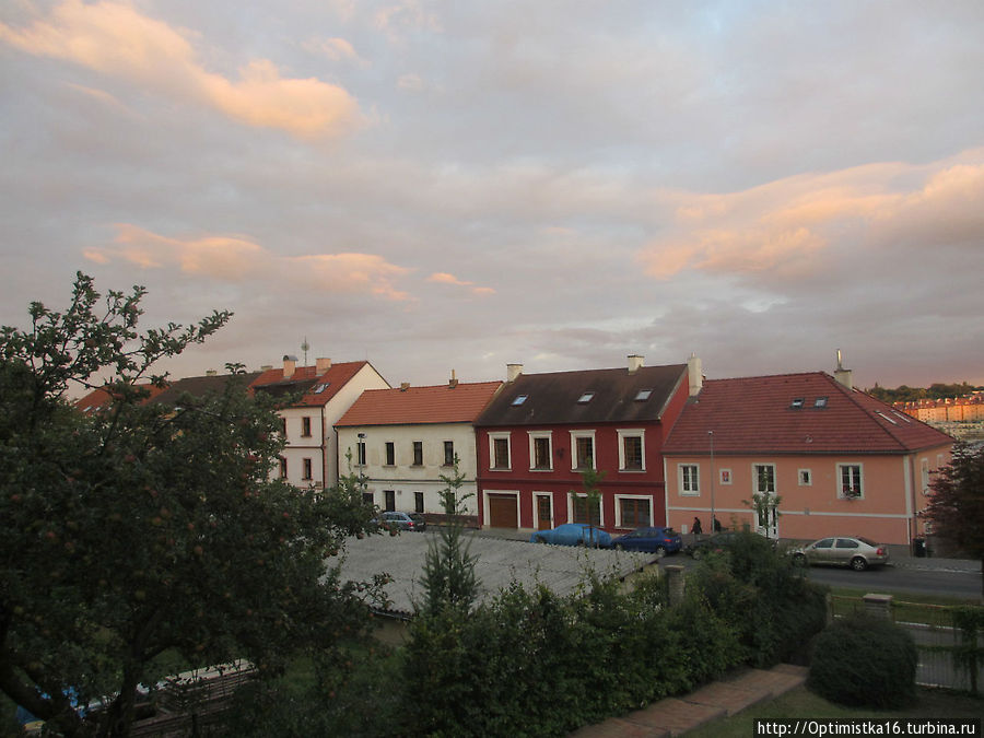 Закат из окна квартиры, где мы гостили в семье дочки в Праге Прага, Чехия
