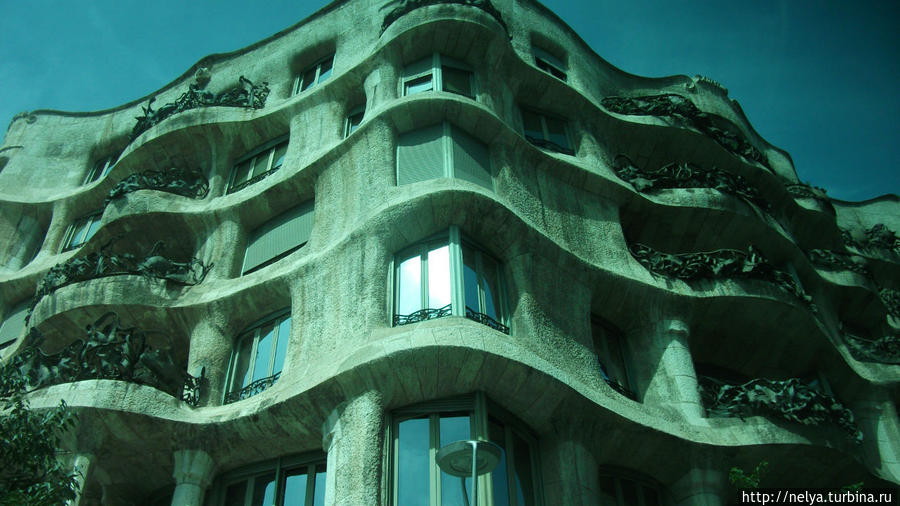 Дом Мила или Ла Педрера- Каменная пещера -последняя градостроительная работа А. Гауди Барселона, Испания