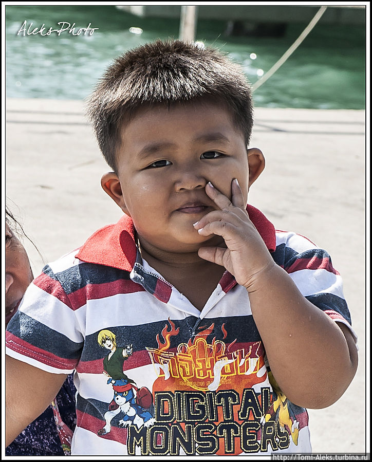 Мама с малышом. Конечно же, я прошу разрешения сфотографировать этого помпушку. Мама ему что-то говорит, и он делает пальчиком вот так. Теперь можно снимать...
*