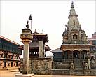 В 1699 году перед храмом Ватсала Дурга была установлена колонна короля Бхупатиндра Малла, самого яркого представителя династии Малла, оставившего заметный след в архитектуре и истории Бхактапура. Между ними — большой бронзовый колокол Таледжу