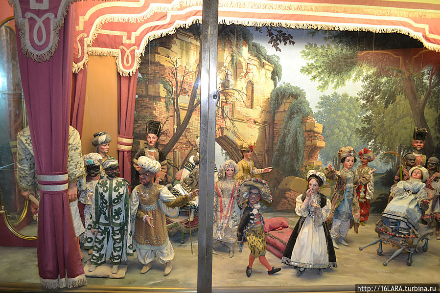 В гротах находится и коллекция кукол принадлежавших детям Борромео