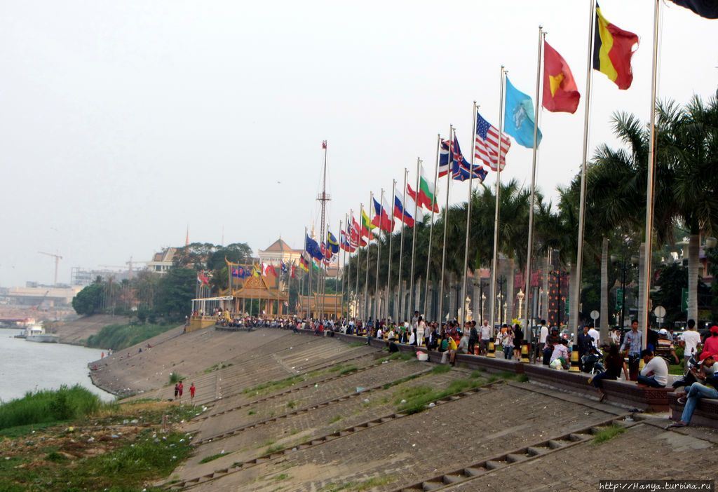 Набережная и площадь Сисоват-Квай. Фото из интернета Пномпень, Камбоджа