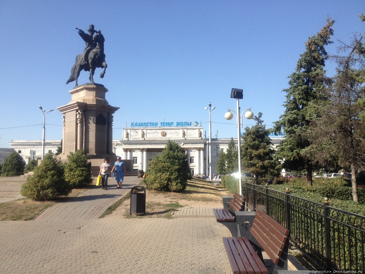 На площади перед вокзалом Алма-Ата II памятник Абылай хану. Алматы, Казахстан