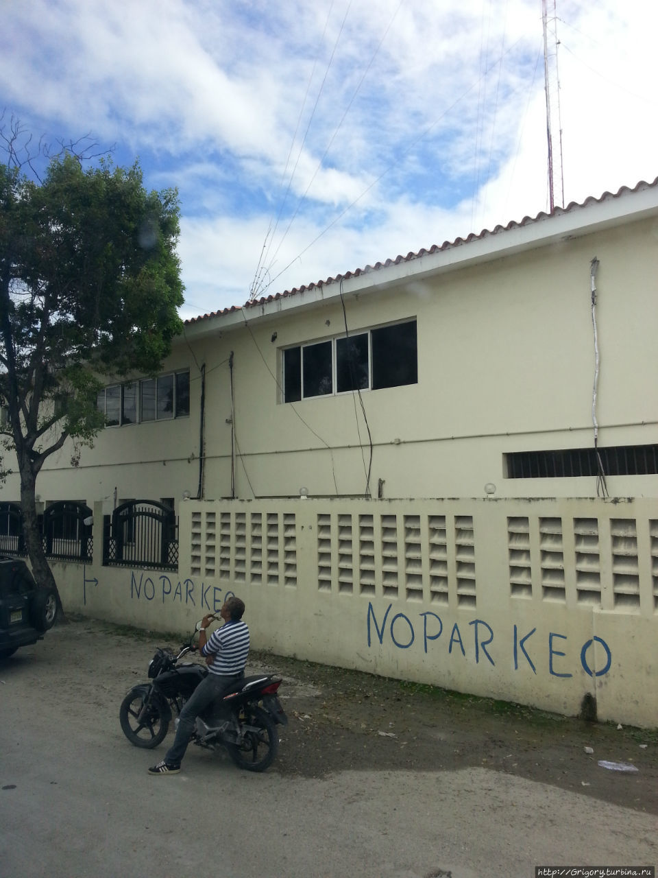Стена местного околотка Доминиканская Республика