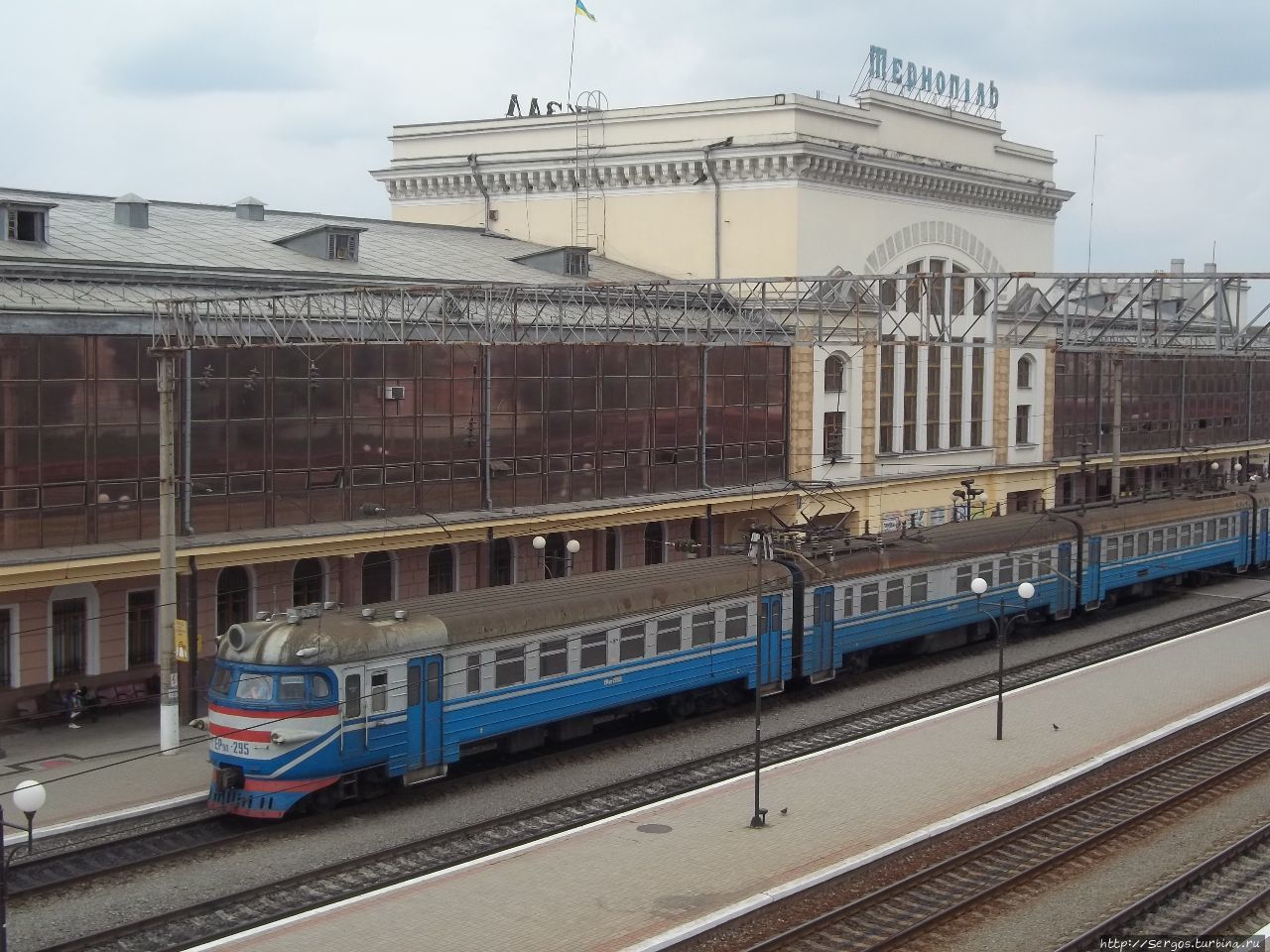 Послевоенный вокзал Тернопiль, с новодельными стеклянными галереями Россия