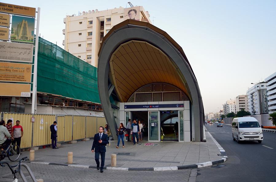 Выход из метро на станции Ар-Рыгга Дубай, ОАЭ