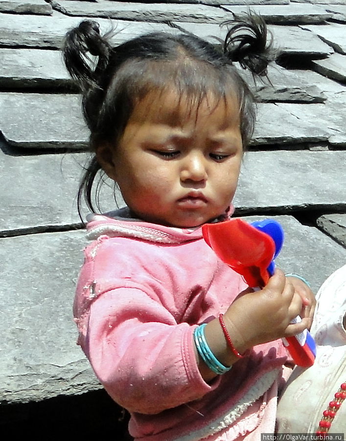 Туристы, проходя мимо, оставляют на память небольшие сувениры Аннапурна Национальный Парк, Непал