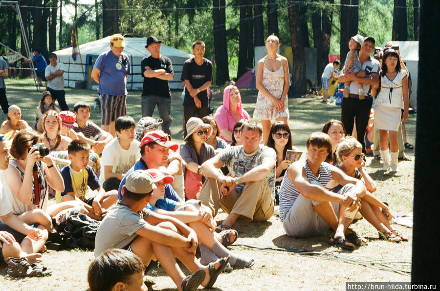 люди сидят-слушают лекцию Чадан, Россия