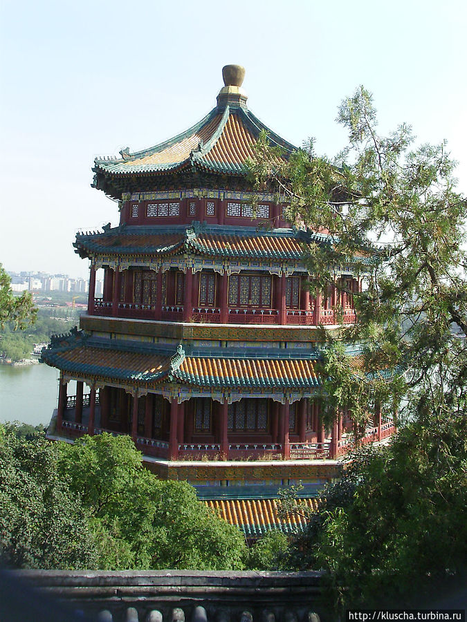 Храмы поражают своей архитектурой и неухоженным состоянием. Пекин, Китай