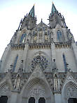 Кафедральный собор св.Вацлава, схарактерным фасадом с двумя башнями, является неотъемлемой частью панорамы города.