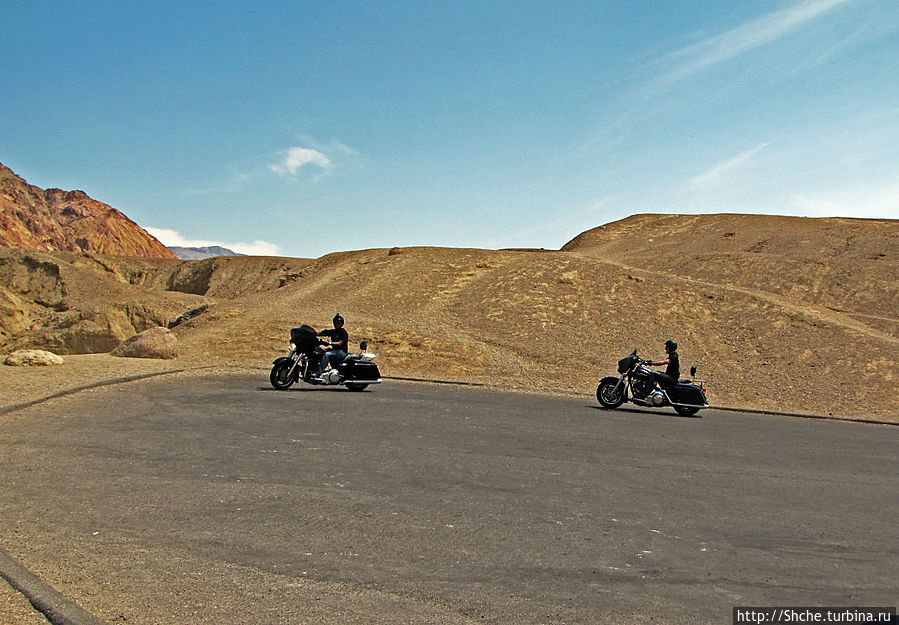 тишину разрезал шум моторов байков