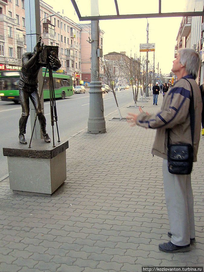 Рядом с художественным институтом Вам могут сделать высокохудожественную фотографию на память. Красноярск, Россия