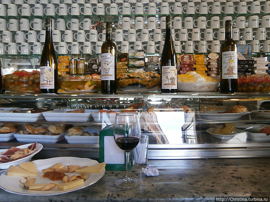 Мы тоже не проходили мимо зазывающих наливающих заведений ))) Вино, сыр и оливки — что еще надо? Мадрид, Испания