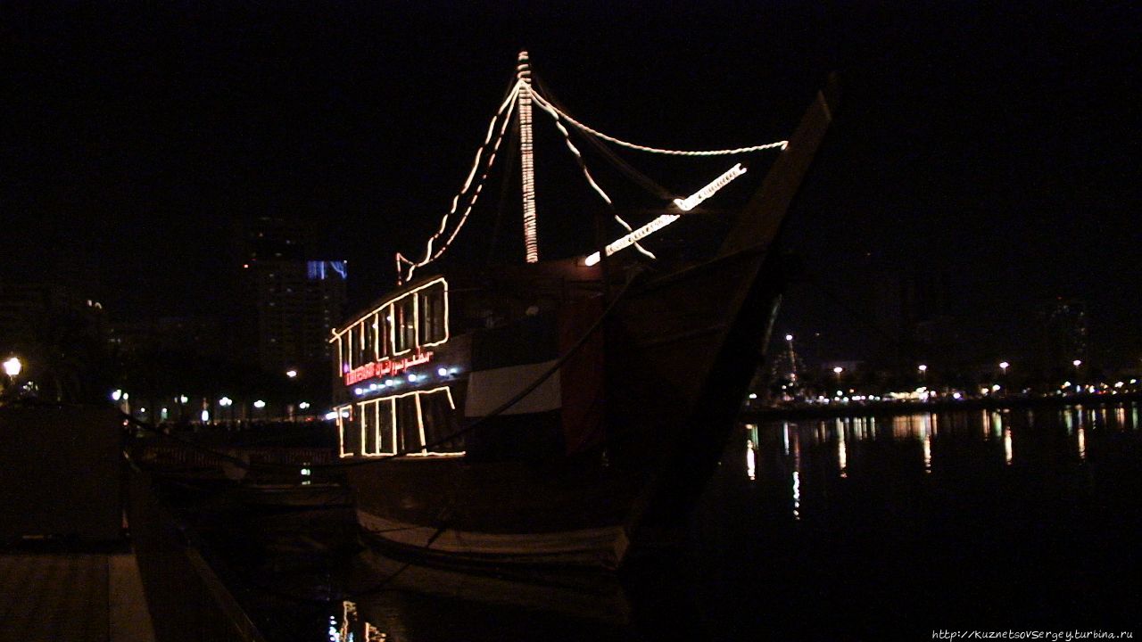 Корабль на озере Халед Шарджа, ОАЭ