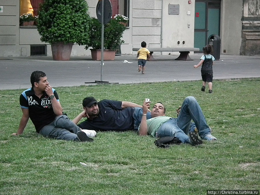 Тут же на лужайке развалились местные 